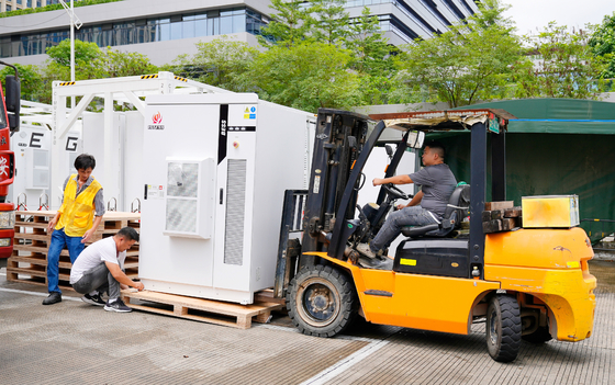 Tegangan Tinggi All-in-One AC Cooling LiFePO4 Baterai 215KWh 197Kwh 179Kwh 107Kwh Sertifikasi IEC untuk industri dan komersial